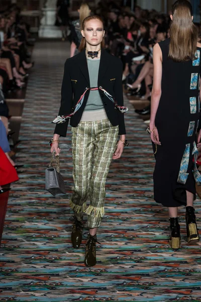 Look 32